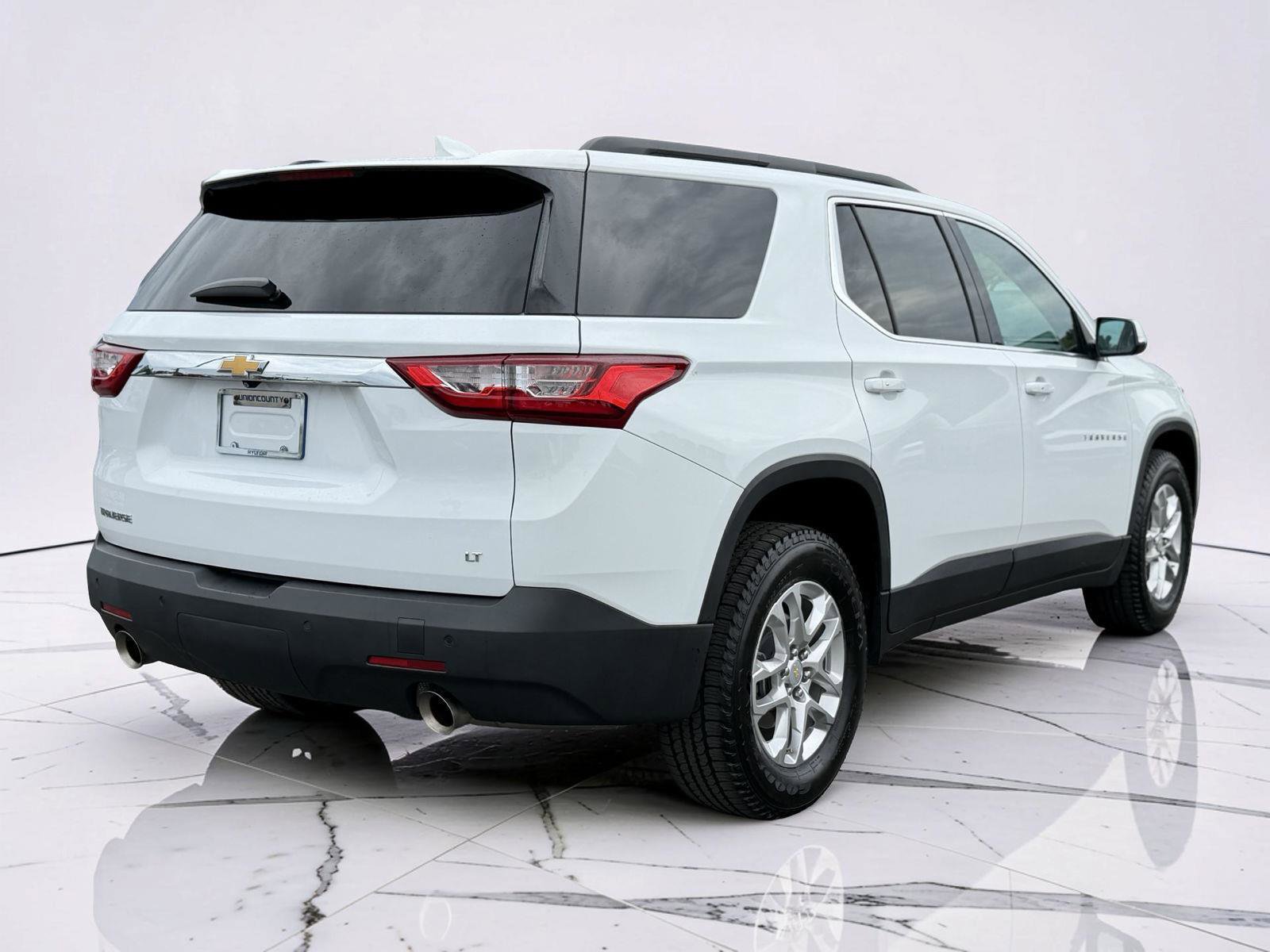 Used 2021 Chevrolet Traverse LT FWD image 2