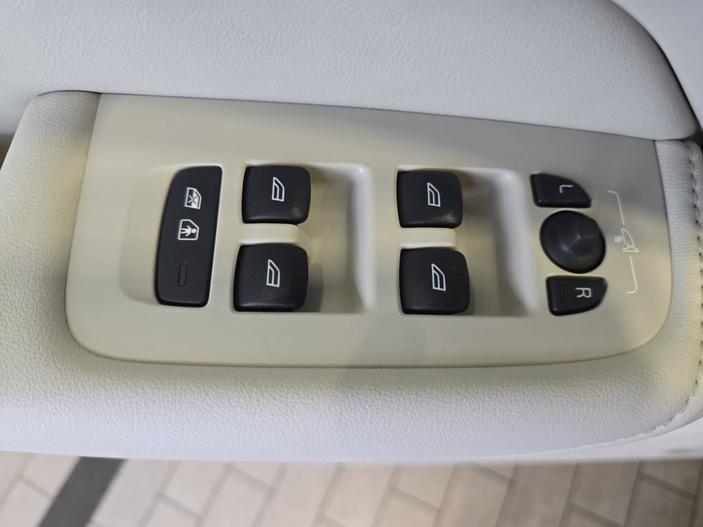 Used 2022 Volvo XC60 T8 Inscription w/ Advanced Package image 32