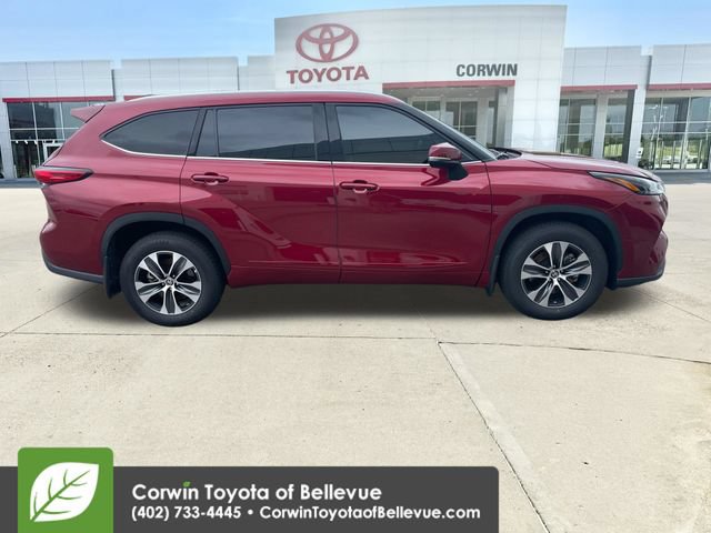 Used 2022 Toyota Highlander XLE AWD/4WD image 12