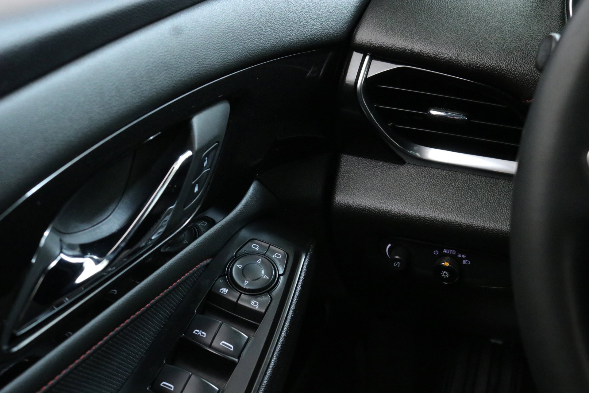 Used 2023 Chevrolet Traverse RS image 16