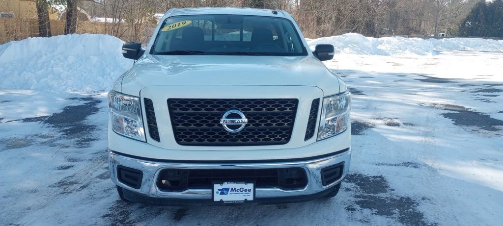 Used 2019 Nissan Titan SV image 2