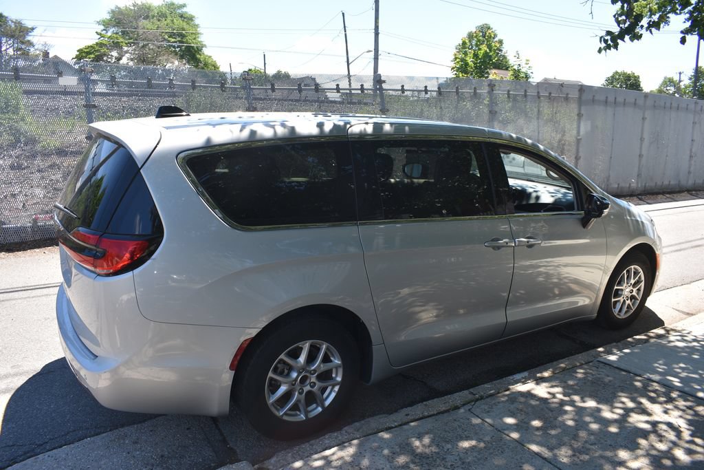 Used 2024 Chrysler Pacifica Touring-L FWD image 5
