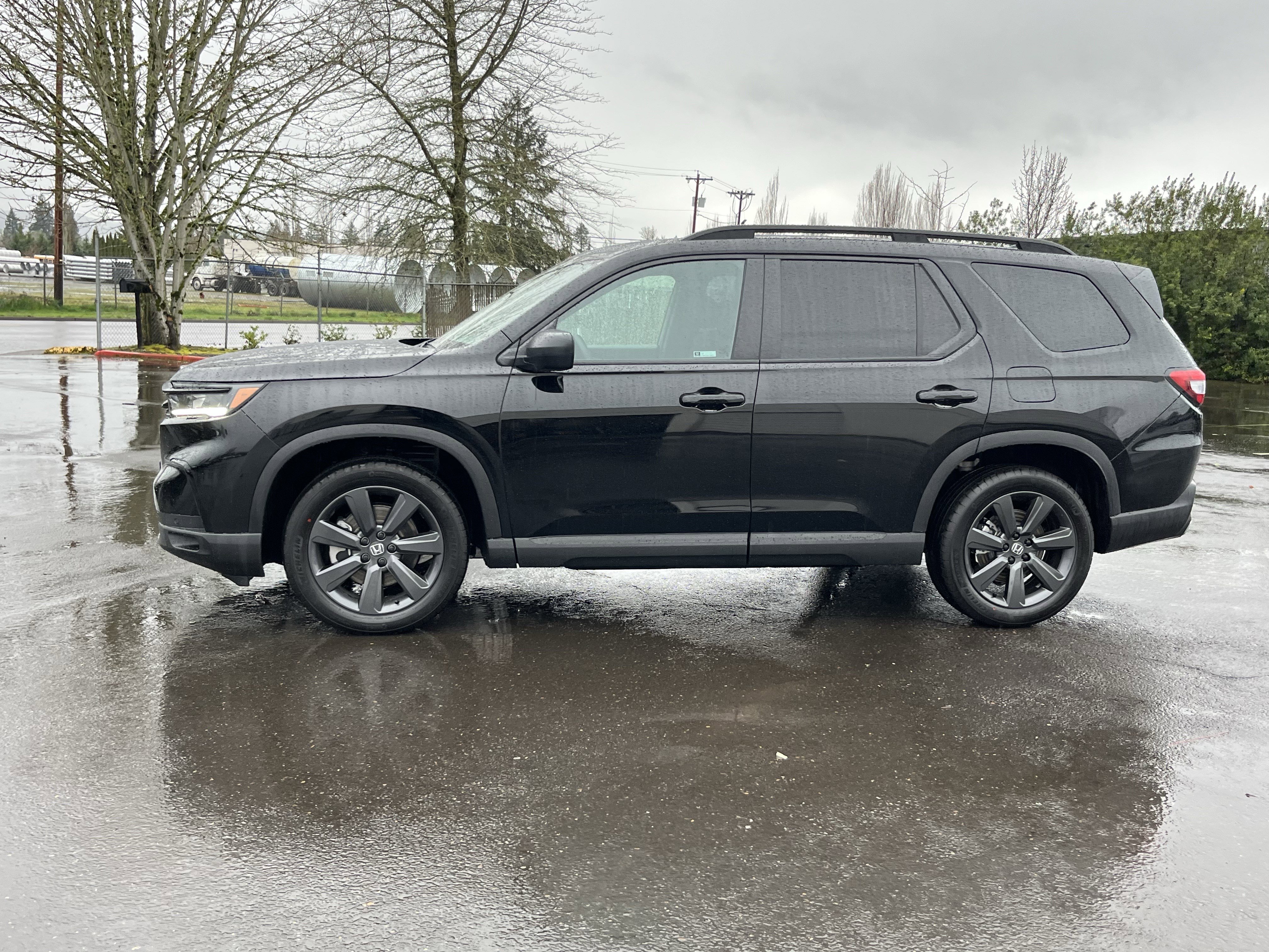 Used 2025 Honda Pilot Sport image 2