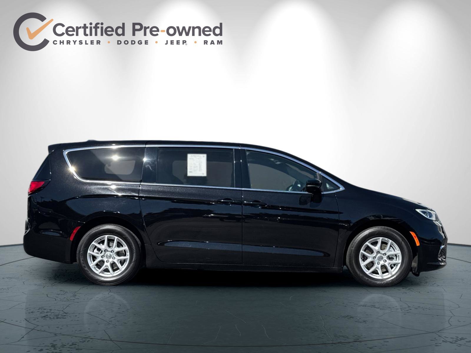 Certified 2025 Chrysler Pacifica Select FWD image 3