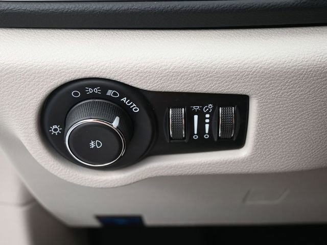 Used 2023 Chrysler Pacifica Touring-L image 14