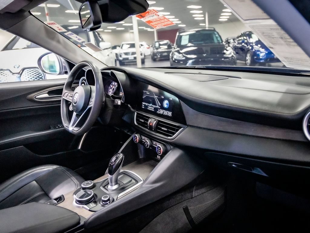 Used 2018 Alfa Romeo Giulia Ti w/ TI Leather Package RWD image 33