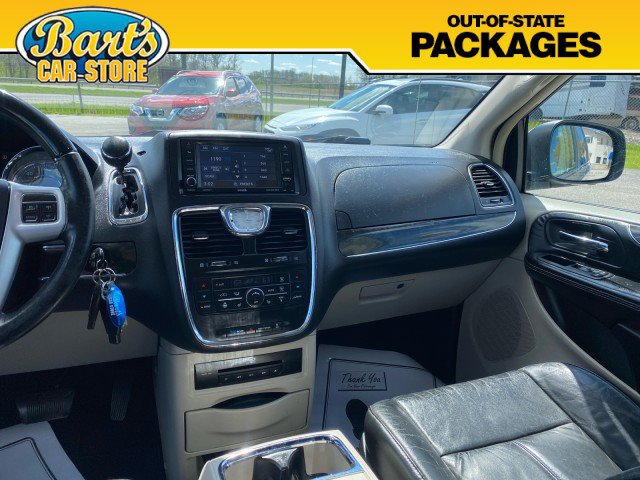 Used 2015 Chrysler Town & Country Limited Platinum FWD image 19