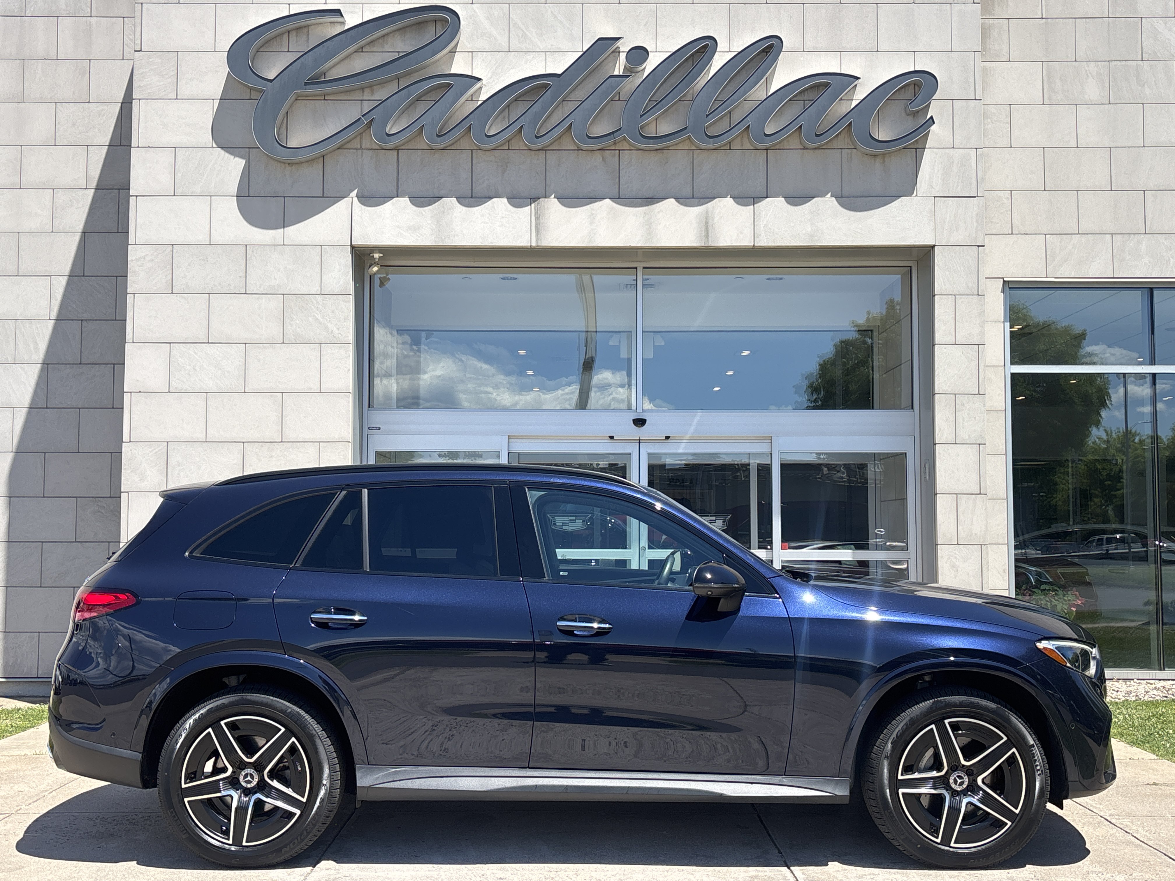 Used 2023 Mercedes-Benz GLC 300 4MATIC image 3