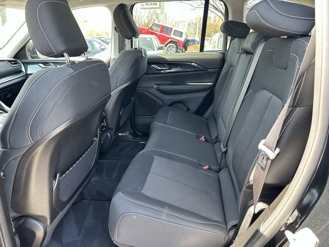 Used 2023 Jeep Grand Cherokee Laredo image 16