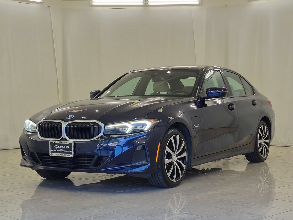 Used 2023 BMW 330e xDrive w/ Premium Package AWD/4WD image 4