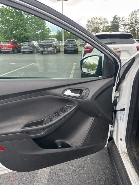 Used 2018 Ford Focus SE w/ SE Appearance Package FWD image 8