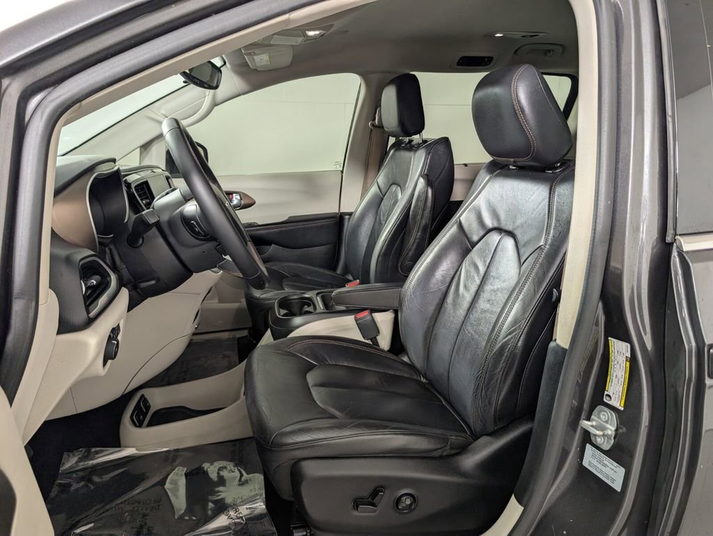 Used 2017 Chrysler Pacifica Touring-L image 8