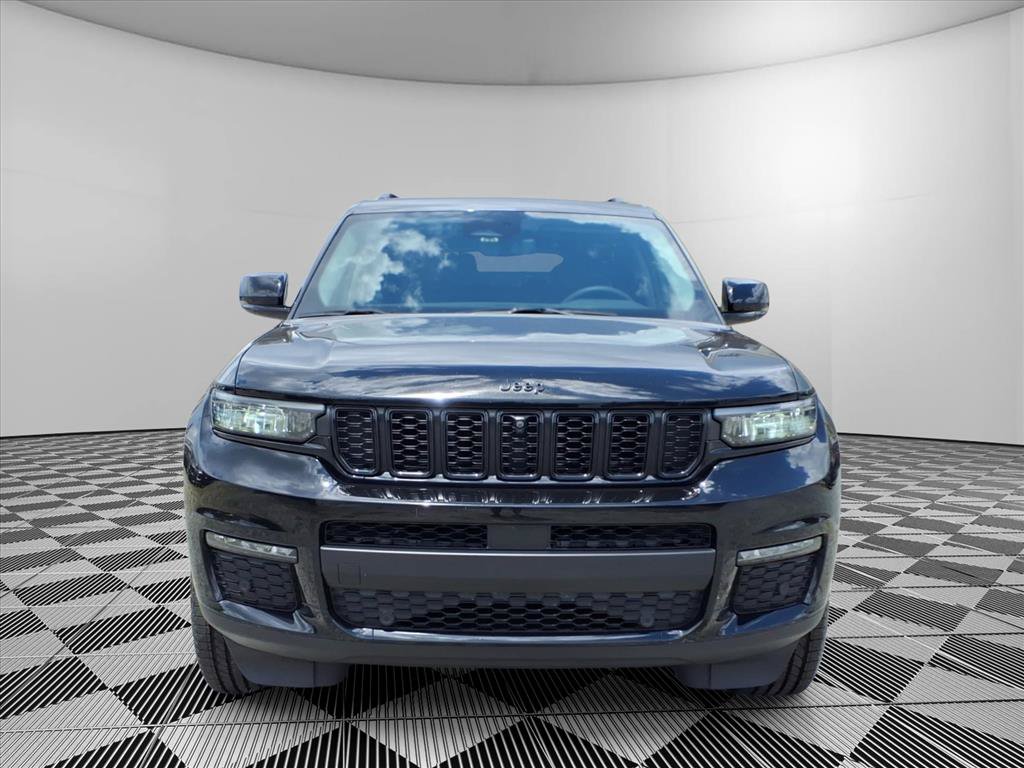 Used 2023 Jeep Grand Cherokee L Limited w/ Luxury Tech Group II AWD/4WD image 3