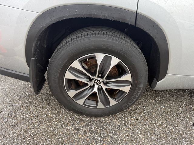 Used 2024 Toyota Highlander XLE FWD image 10