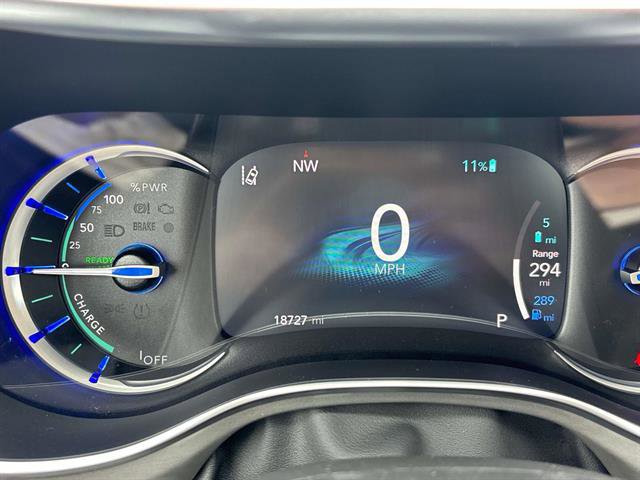 Used 2023 Chrysler Pacifica Limited w/ Uconnect Theater Family Group image 23