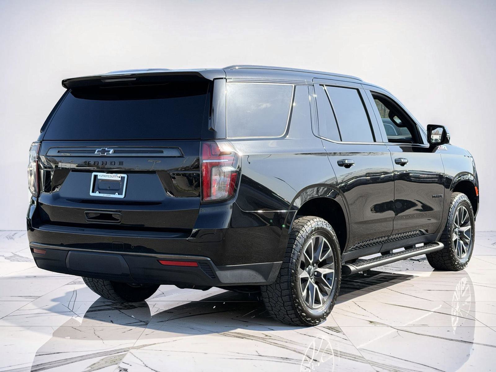 Used 2021 Chevrolet Tahoe Z71 w/ Luxury Package image 2