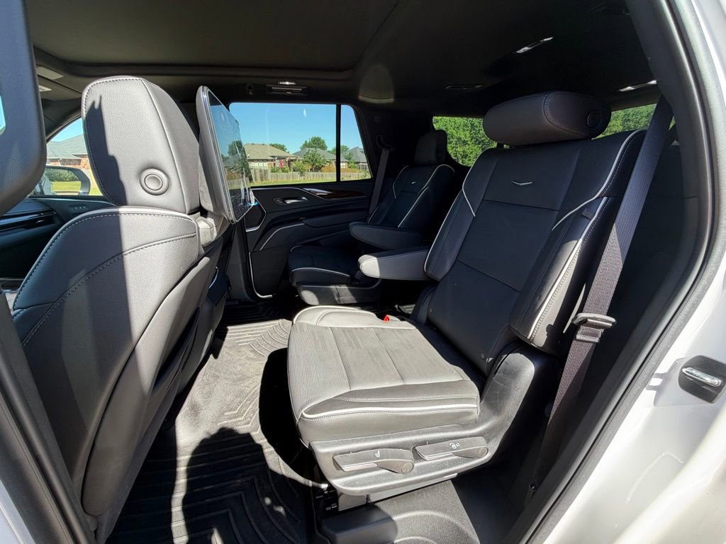 Used 2024 Cadillac Escalade Premium Luxury AWD/4WD image 11