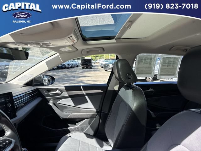 Used 2025 Volkswagen Jetta SE FWD image 22