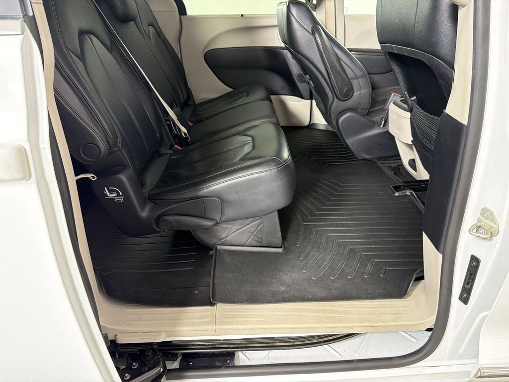 Used 2019 Chrysler Pacifica Touring-L FWD image 15