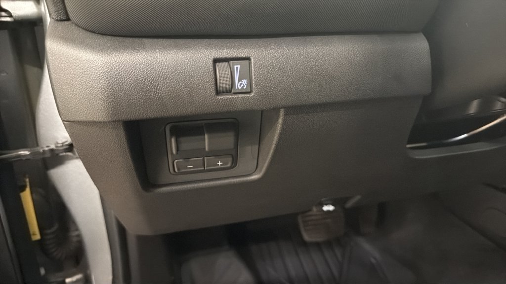 Used 2026 Chevrolet Colorado Z71 AWD/4WD image 16