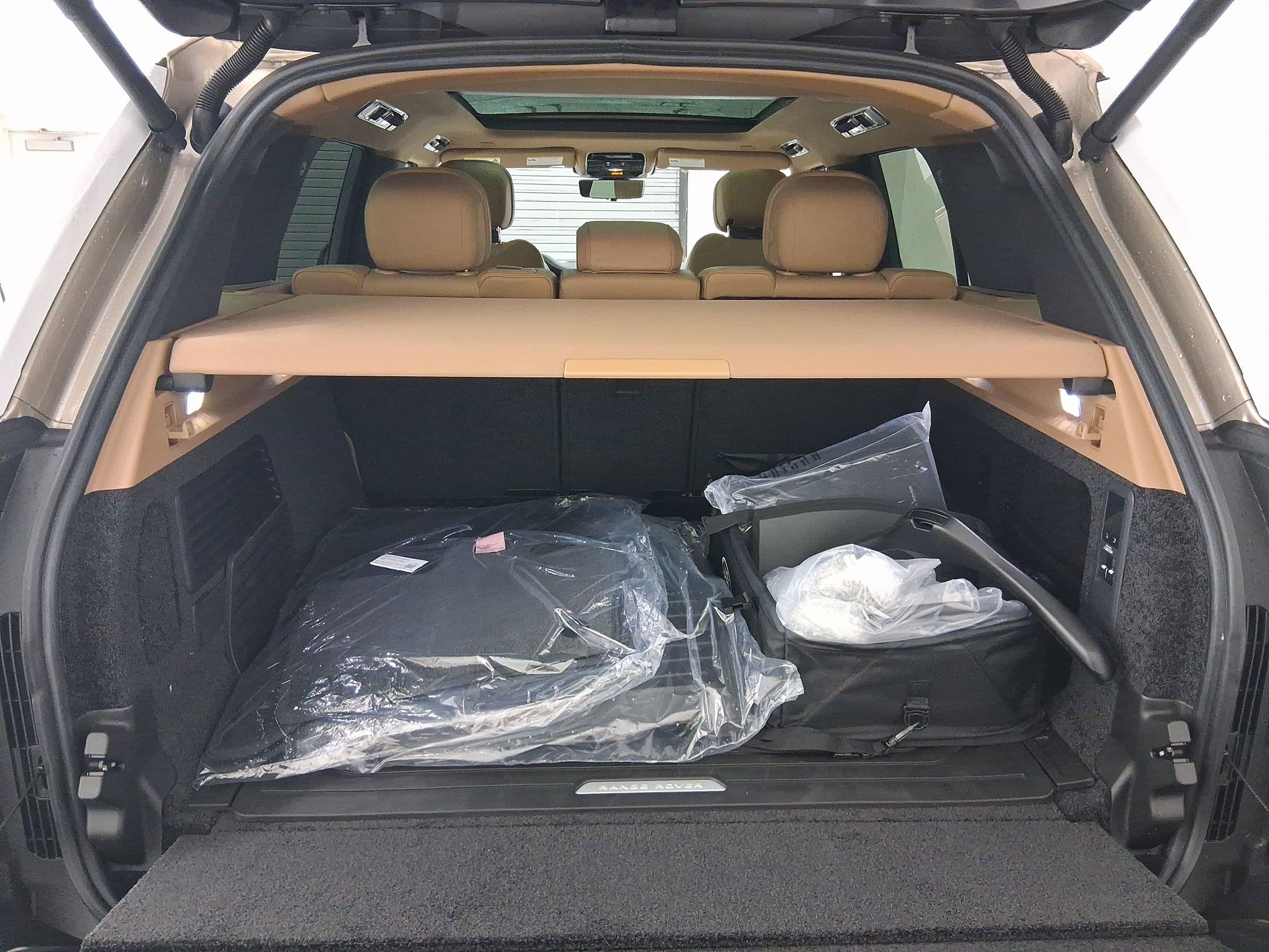 New 2026 Land Rover Range Rover SE image 28