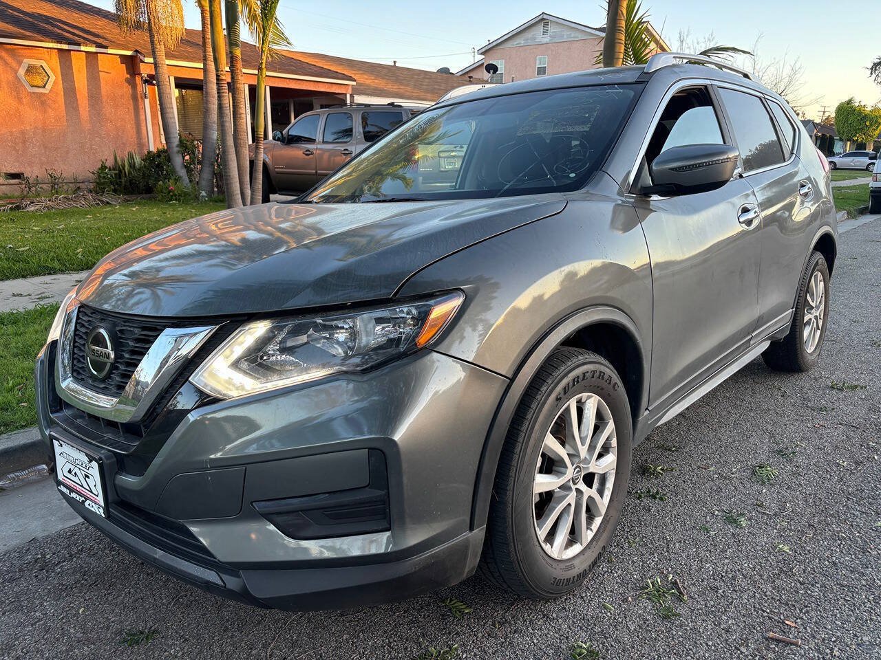 Used 2018 Nissan Rogue SV FWD image 1