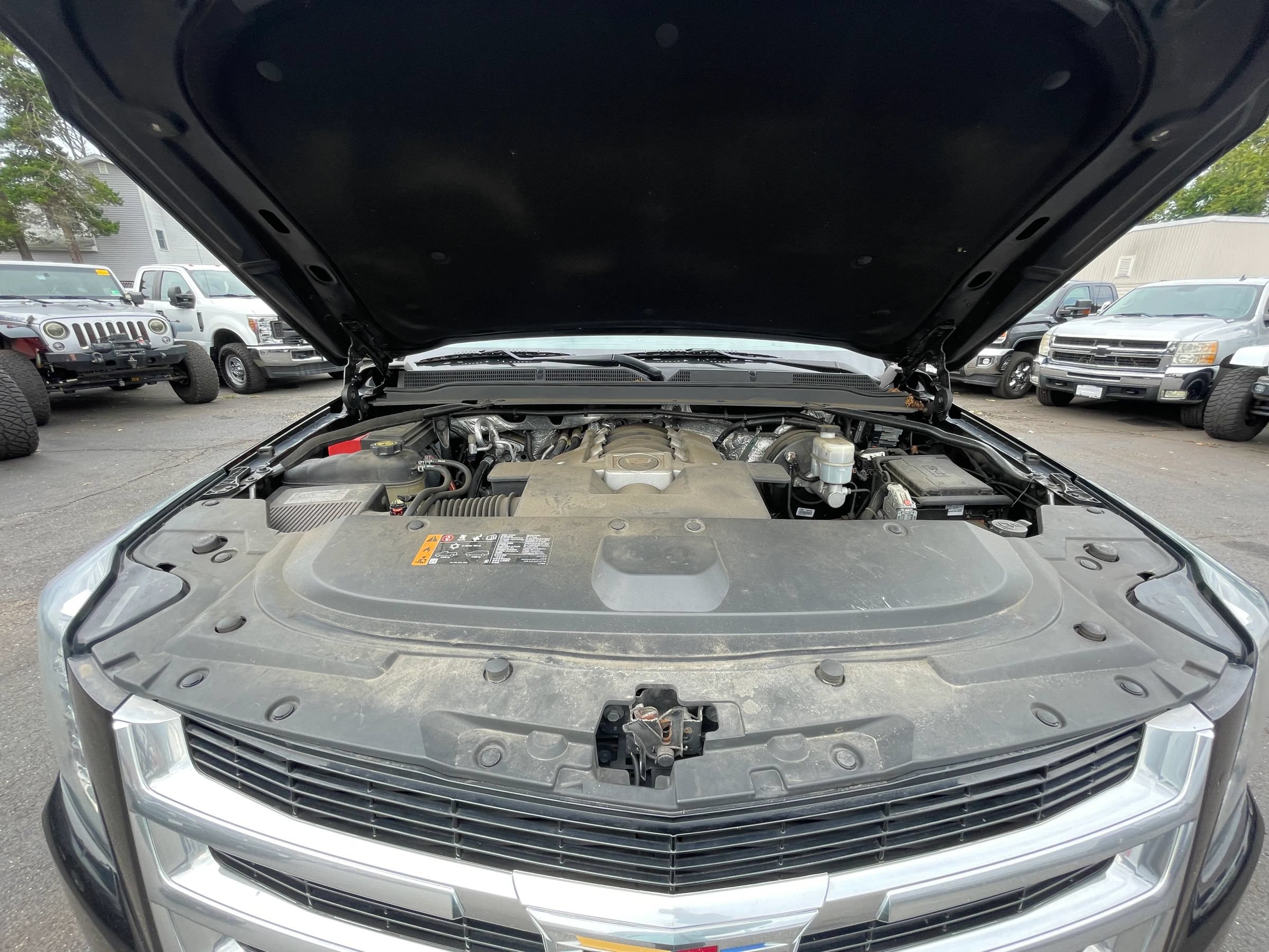 Used 2018 Cadillac Escalade Luxury AWD/4WD image 24