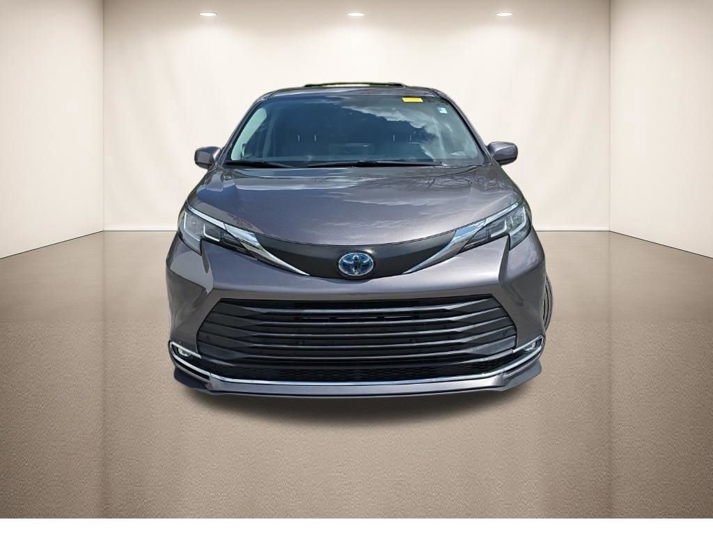 Used 2021 Toyota Sienna XLE w/ XLE Plus Package image 12