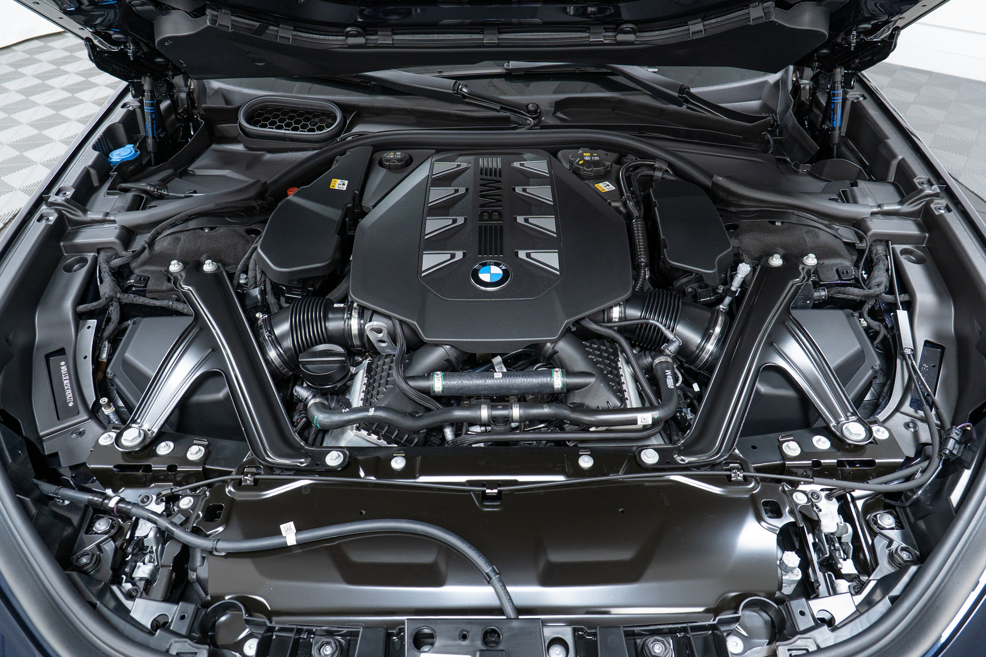 Used 2025 BMW 760i xDrive w/ Executive Package image 9