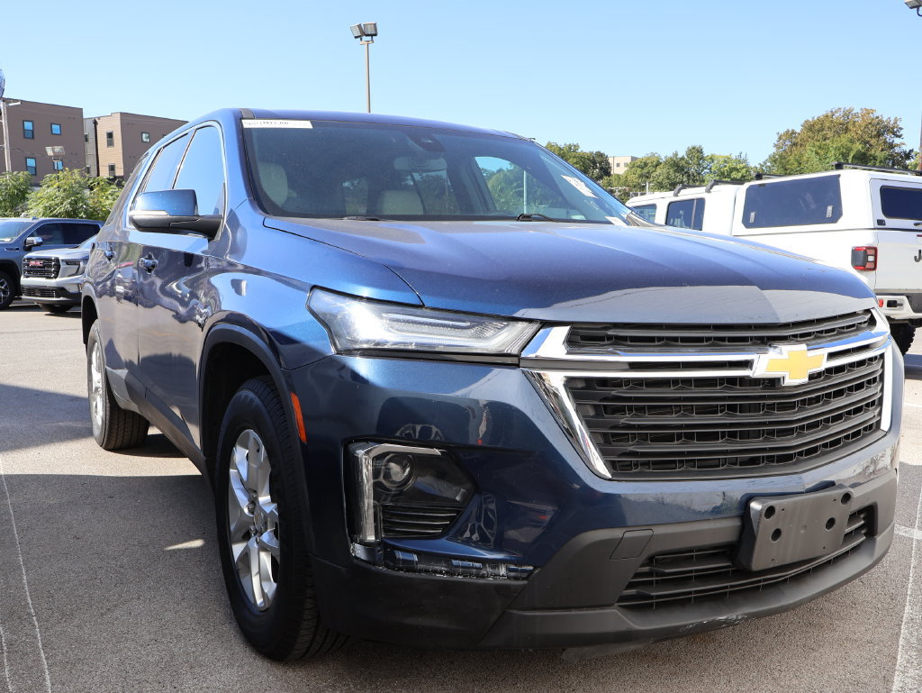 Used 2023 Chevrolet Traverse LS w/ Safety Package FWD image 2