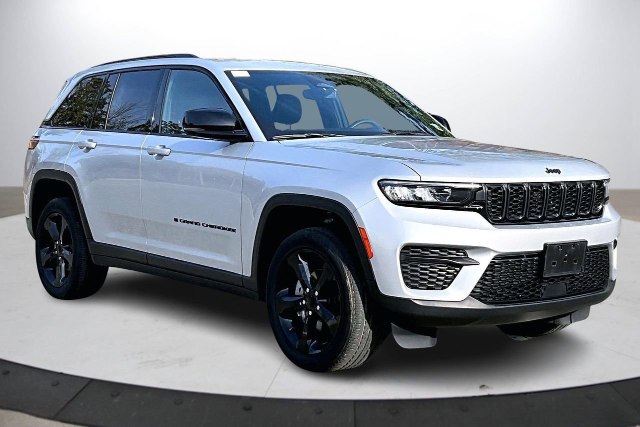 Certified 2023 Jeep Grand Cherokee Altitude image 2