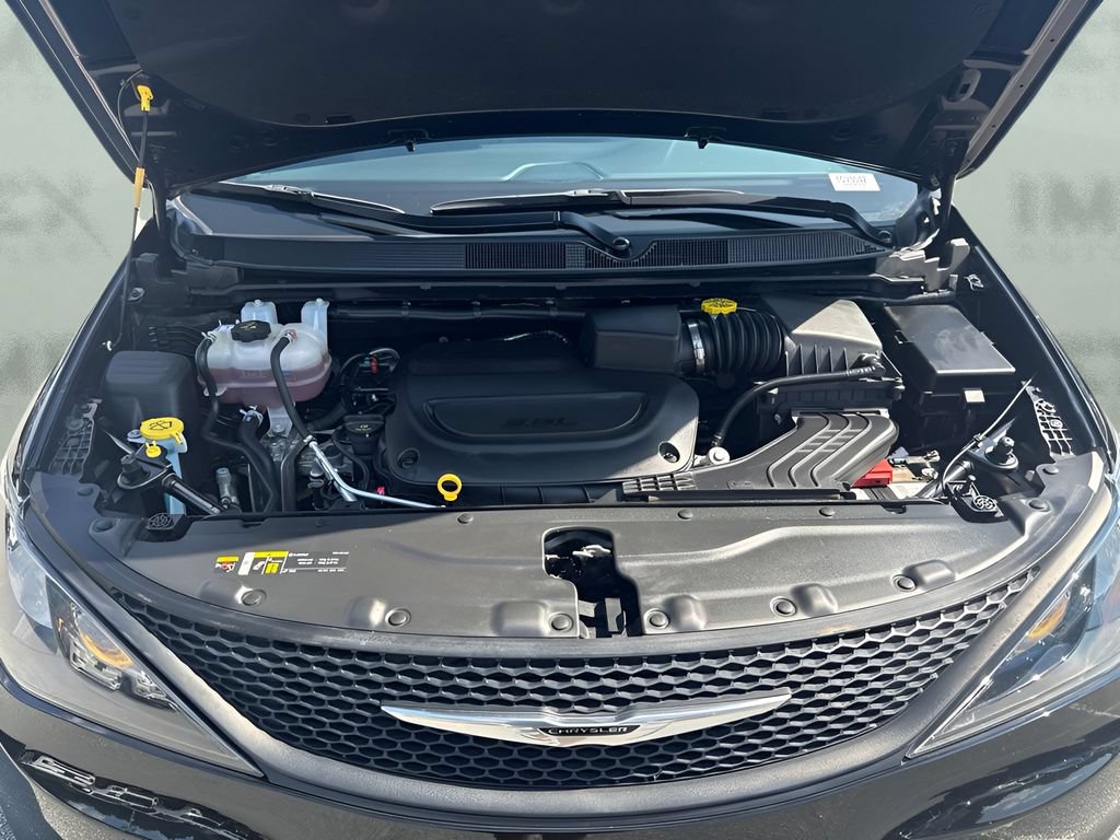 Used 2025 Chrysler Voyager LX FWD image 21