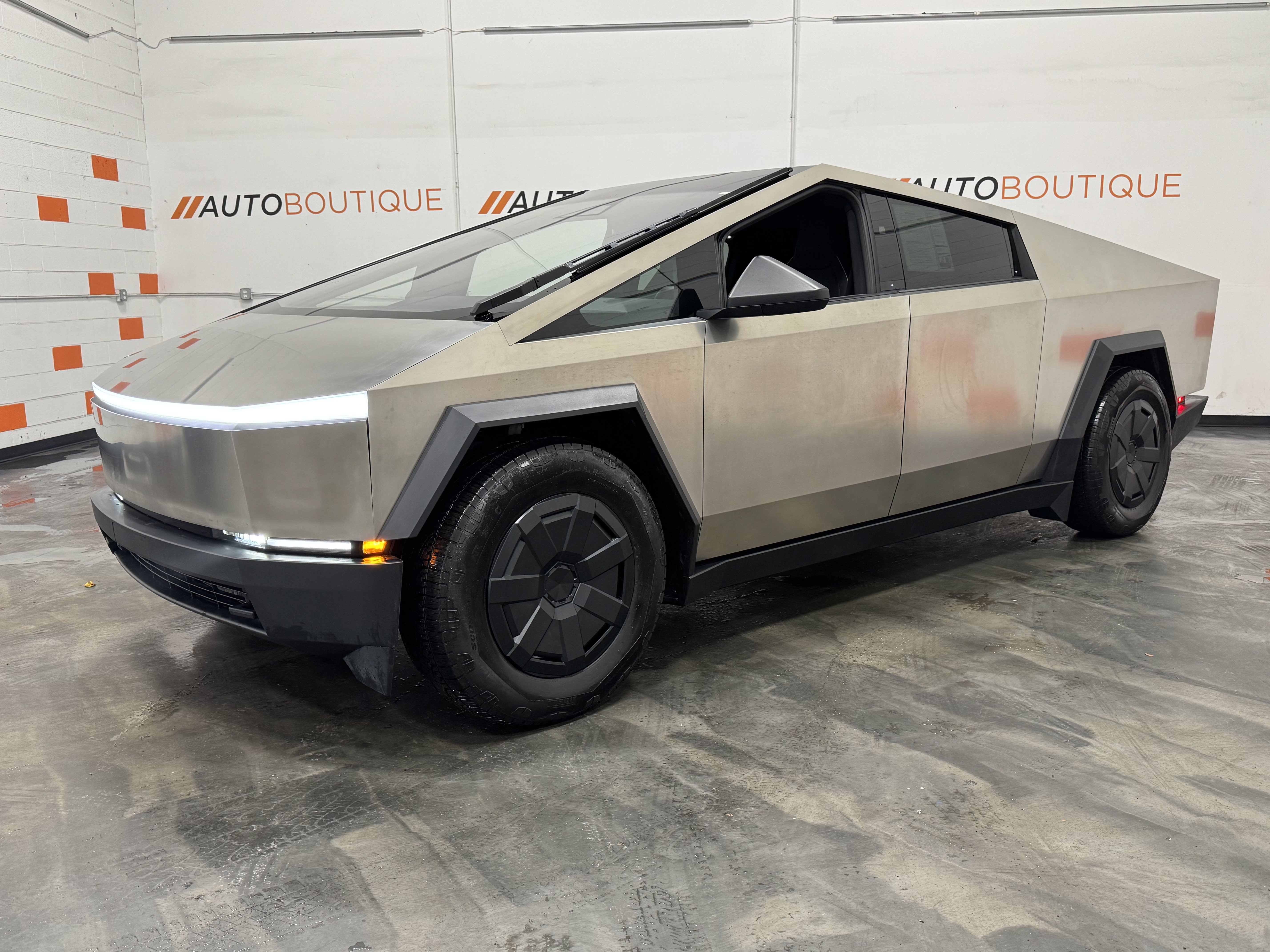 Used 2025 Tesla Cybertruck AWD Crew Cab image 36