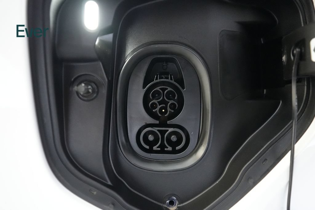 Used 2025 Volkswagen ID. Buzz Pro S RWD image 10