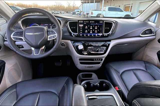 Used 2024 Chrysler Pacifica Touring-L image 7