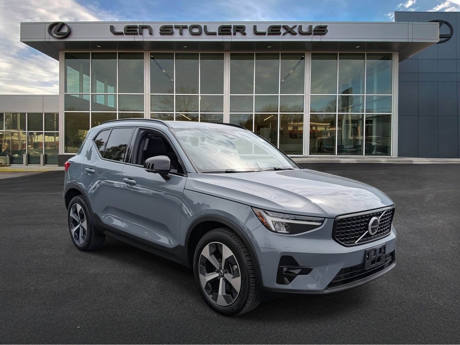 Used 2023 Volvo XC40 B5 Ultimate image 2