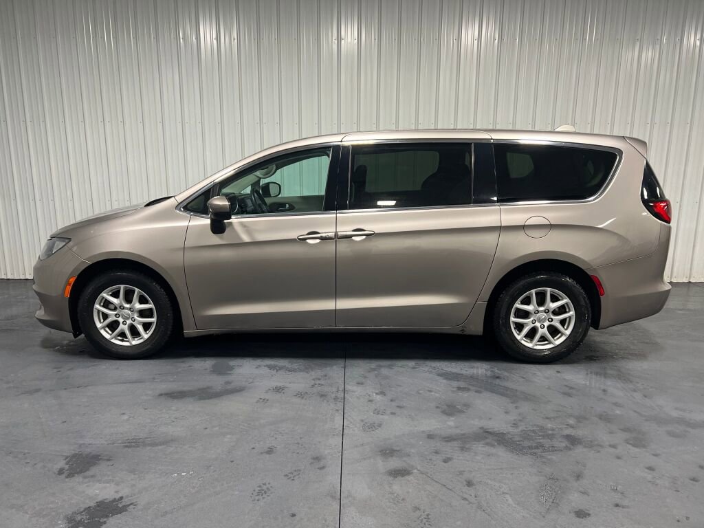 Used 2017 Chrysler Pacifica LX image 17