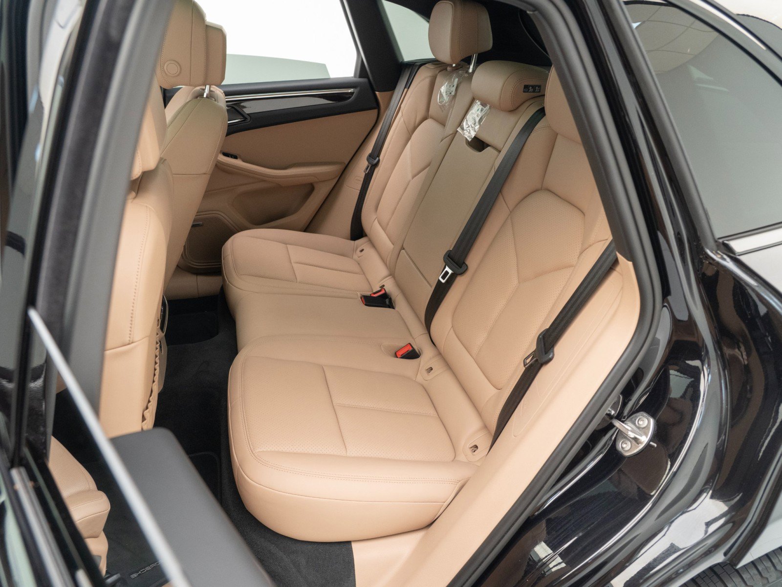 Certified 2025 Porsche Macan image 28