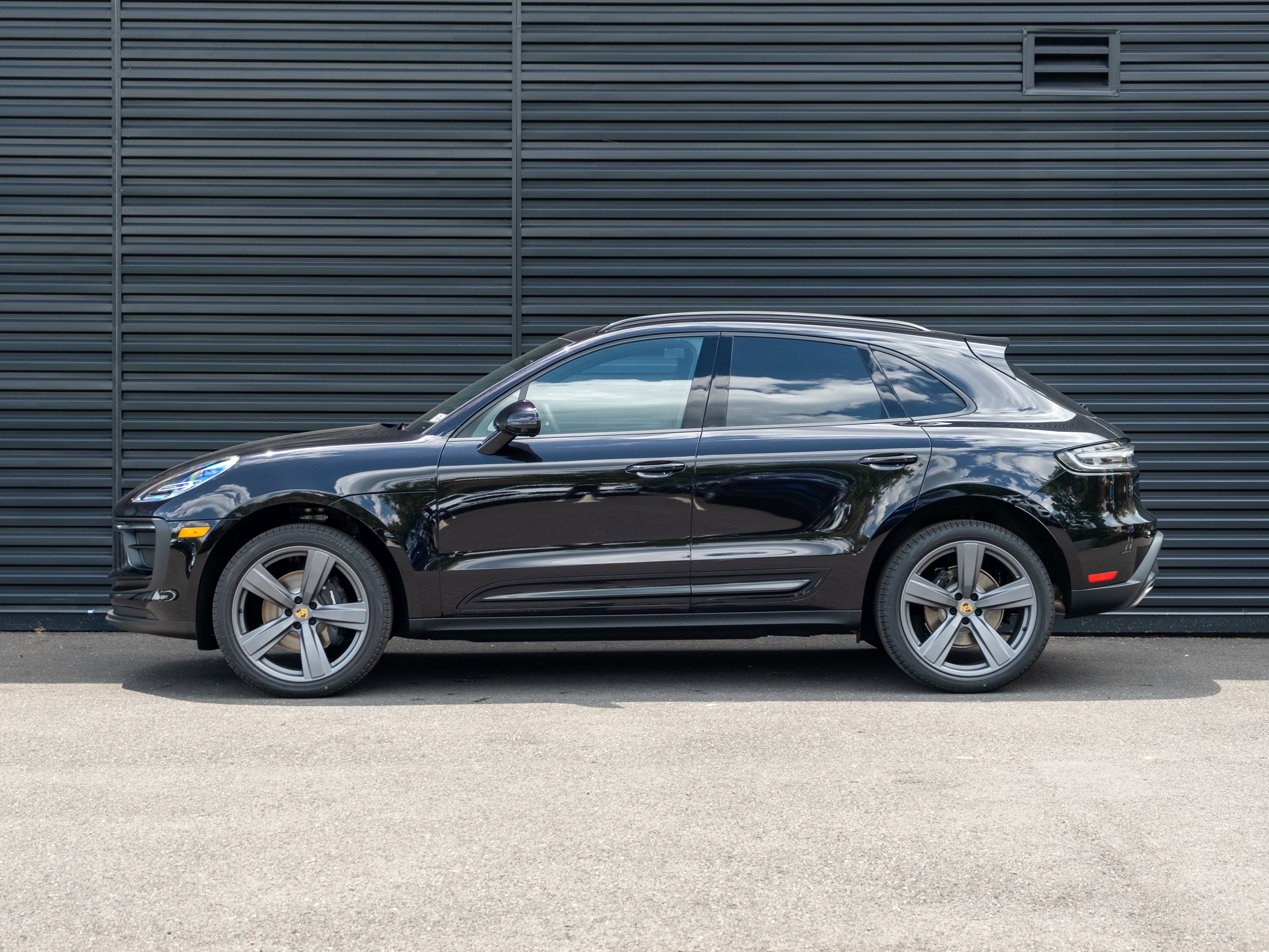 Certified 2025 Porsche Macan image 2