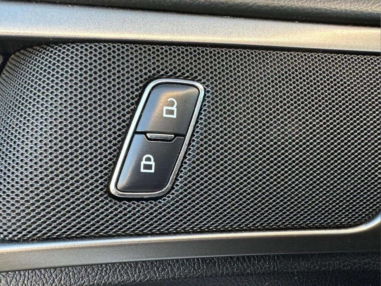 Used 2017 Ford Fusion SE w/ Fusion SE Technology Package image 14