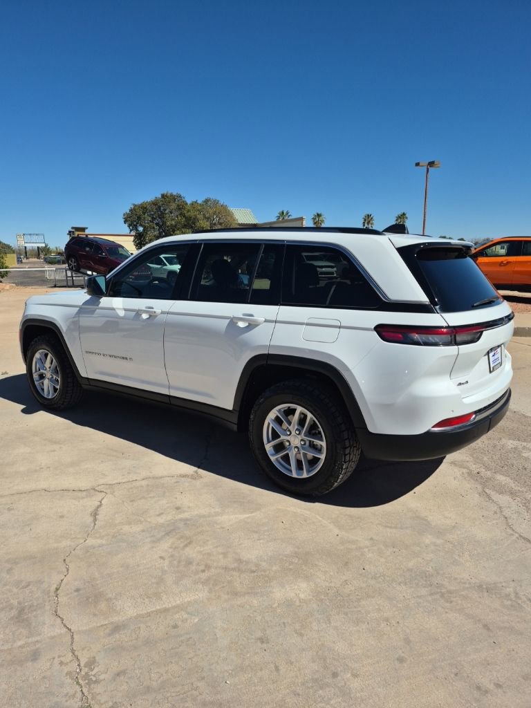 Used 2023 Jeep Grand Cherokee Laredo X image 7