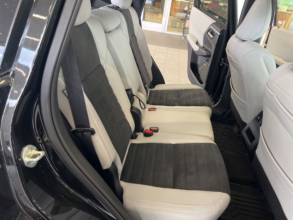 Used 2025 Mitsubishi Outlander SE image 35