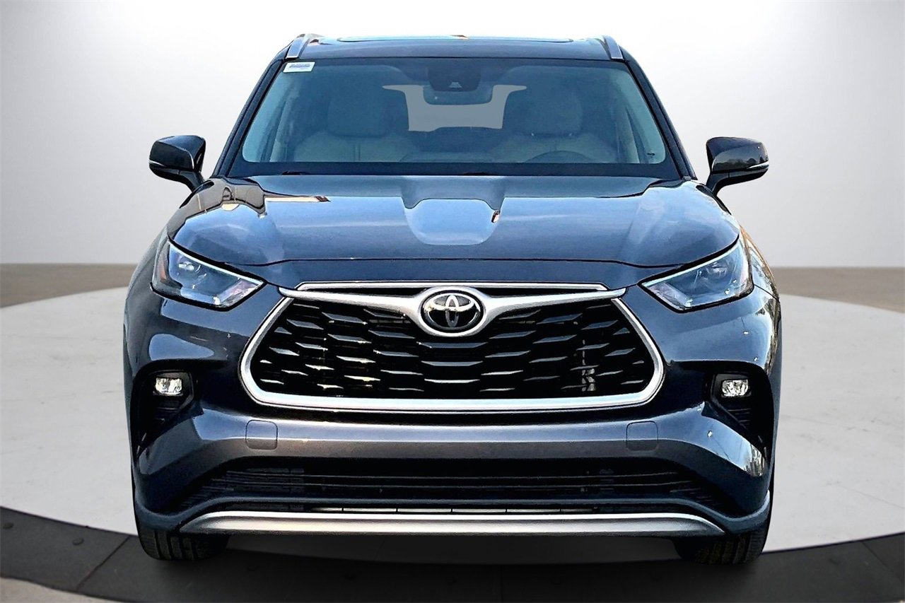 Used 2022 Toyota Highlander XLE image 3