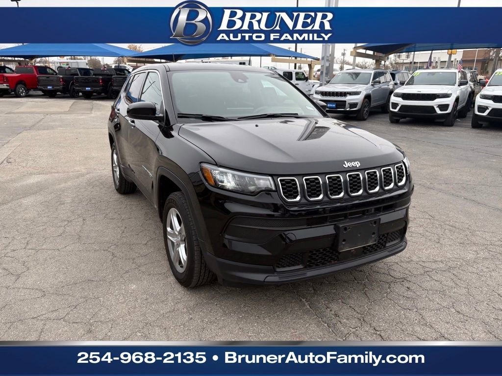 Used 2024 Jeep Compass Sport image 3