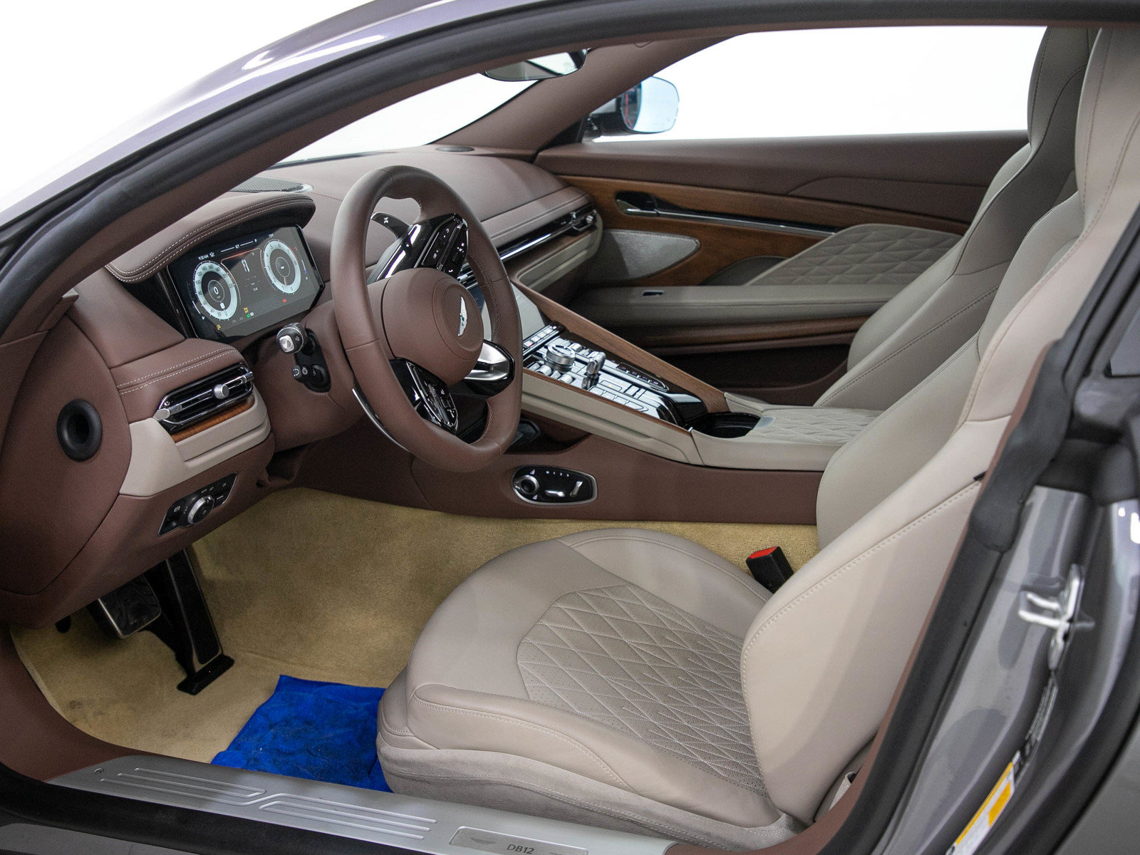 Used 2025 Aston Martin DB12 Coupe RWD image 15