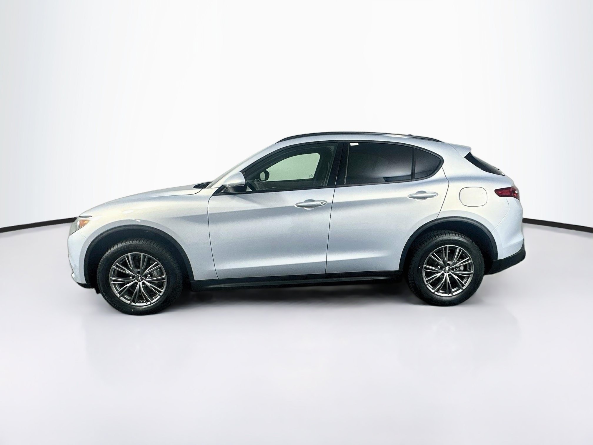 Used 2023 Alfa Romeo Stelvio Sprint RWD image 4