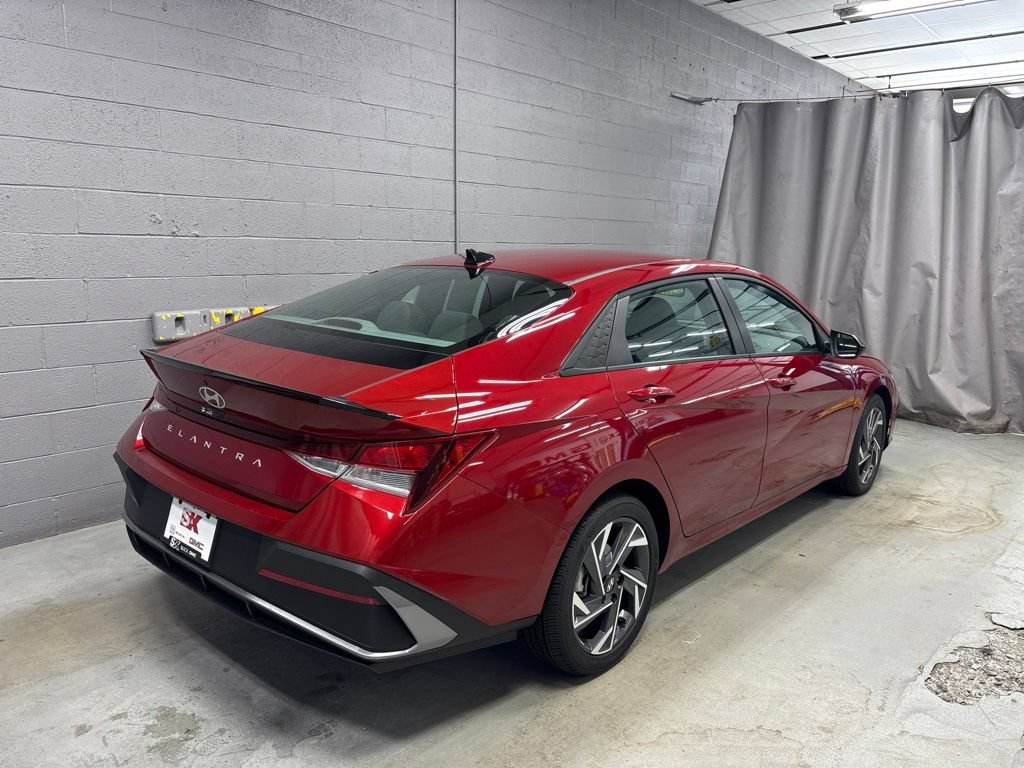 Used 2025 Hyundai Elantra Sport FWD image 2