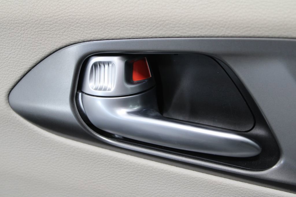 Used 2024 Chrysler Pacifica Touring-L image 33