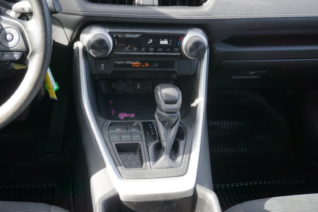 Used 2022 Toyota RAV4 LE FWD image 15