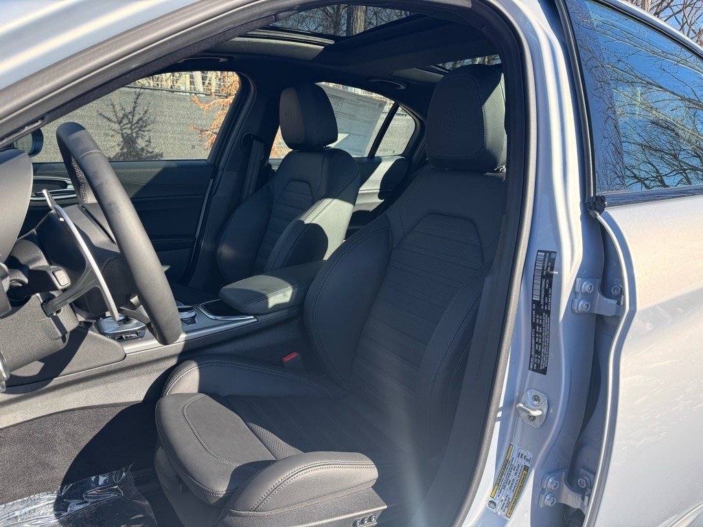 New 2025 Alfa Romeo Giulia AWD w/ Veloce Package AWD image 21